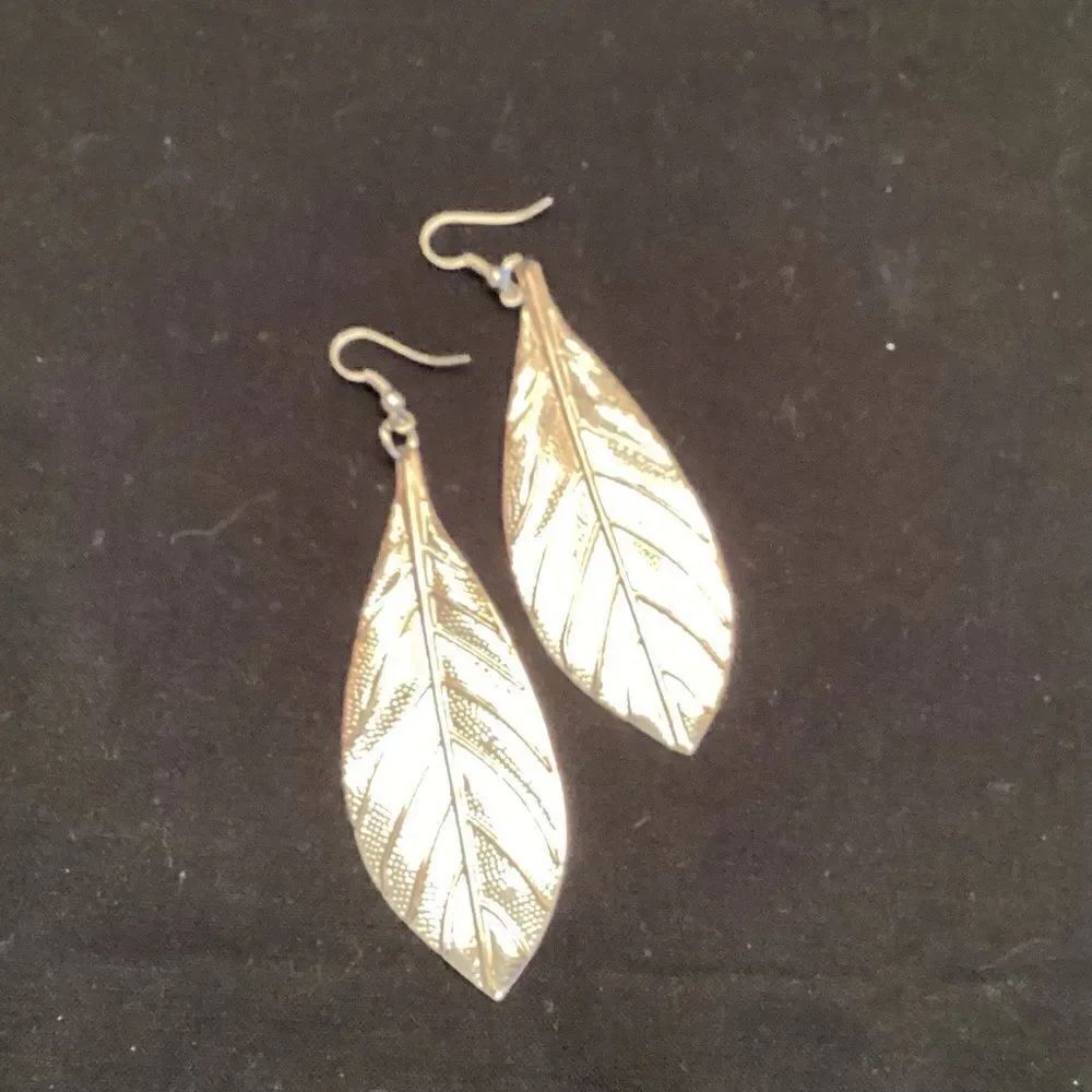 Lightweight Silvertone Dimensional Leaf Earrings